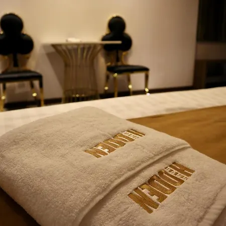 Hidden Bank: Golden شقة *