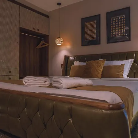 Hidden Bank: Golden شقة *