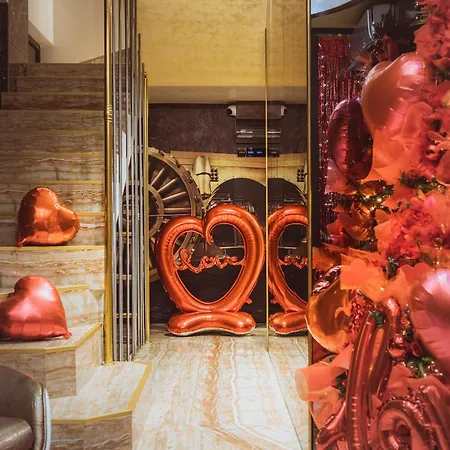 Hidden Bank: Golden شقة